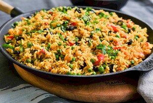 Повноцінний обід в одній сковорідці - рецепт рису по-німецьки